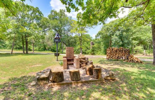 Cozy Oklahoma Retreat with Patio, Fire Pit and Grill! - Foto 25