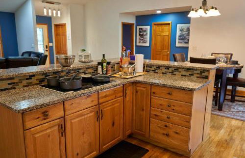 Serene Rustic Retreat with Lake - Foto 19