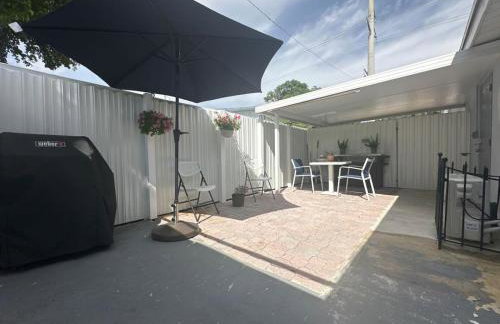 Relaxing Studio Getaway w BBQ, Patio and Parking - Foto 22