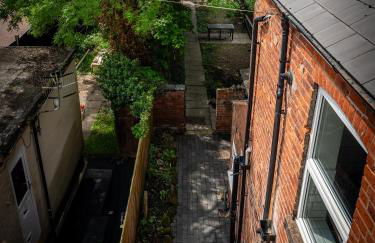 Tettenhall Lodge Gardens - Photo 7