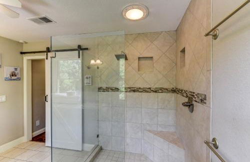 The San Bernard River waterfront provides private access to a spa, boat ramp, and jet skiing - Photo 40