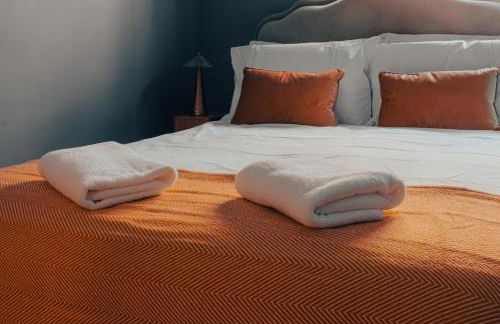 Central Manchester Gem with Stylish 2BR Retreat and Free Carpark - Foto 13