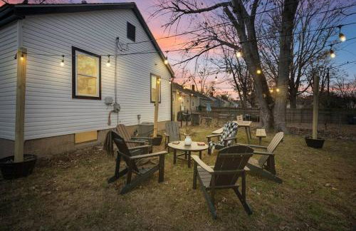 Urban Oasis Cozy Home Near Downtown with Game Room and Firepit - Foto 25