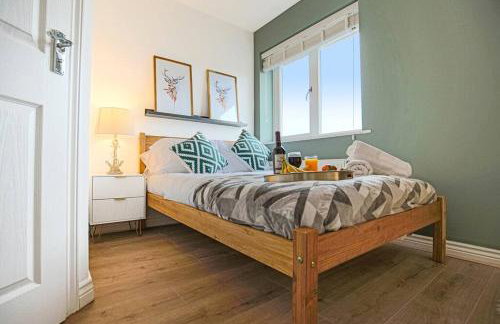 Luxury 5 Bedroom 3 Bathroom House - Smart TVs with Sky and Netflix, Super Fast WiFi, Free Parking by Yoko Property - Foto 17