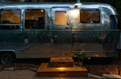 Airstream w Bathtub, River, & Hot Tub - Foto 12