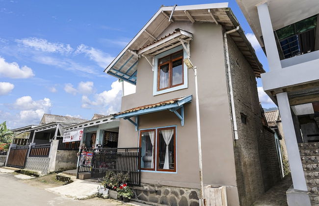 OYO Homes 91006 Eco Tourism Desa Cibodas Areng 5 Syariah - Photo 1