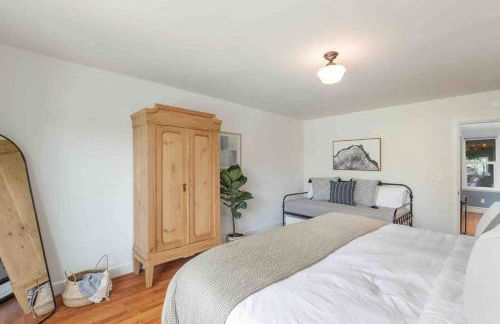 Spacious Retreat with guest house, game room, parking in N Tacoma - Foto 48