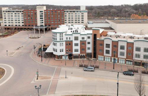 Iowa River Landing steps to Xtream Arena & Coralville Convention Center - Foto 36