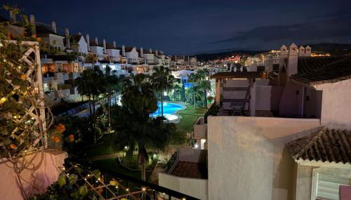 Gorgeous 2 bed Duquesa apartment, 2 pools, easy parking and 2 large balconies, 1 with stunning views - Foto 2