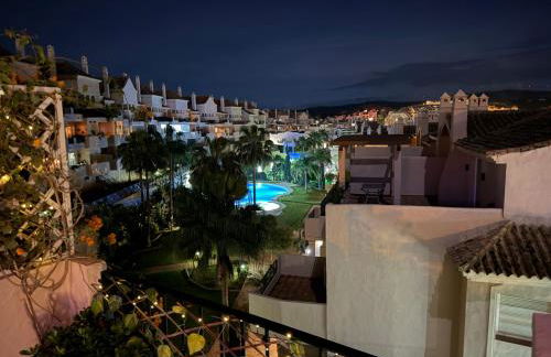 Gorgeous 2 bed Duquesa apartment, 2 pools, easy parking and 2 large balconies, 1 with stunning views - Foto 2