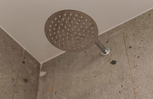 Bright & Contemporary Home with Balcony in Vibrant Piraeus - Foto 35