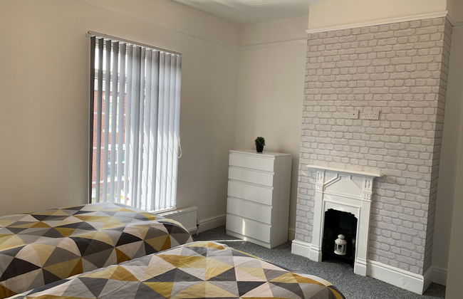 GuywoodHouse - Photo 3