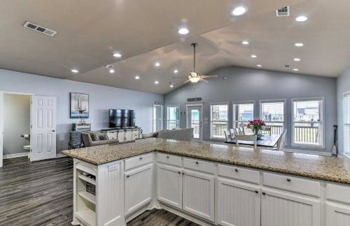 Group Getaway with Deck, Steps to Crystal Beach! - Foto 12