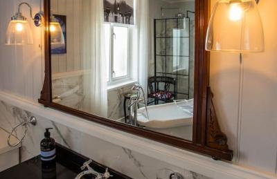 Beachside period family home. 5 BR spacious, comfortable. - Photo 28