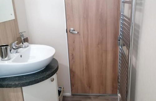 3-Bed Lodge with SeaView-Fireplace-Garden-FreeP - Photo 16