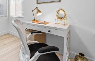 Entire Private Home with 4 Bedrooms 2 Bathrooms, Hot Tub, King Bed, 80 TV, Gated Yard, Ranch Style, Available Now - Foto 45