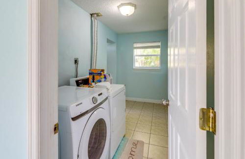 3 Mi to Riviera Beach! Group-Friendly Home with Yard - Foto 22