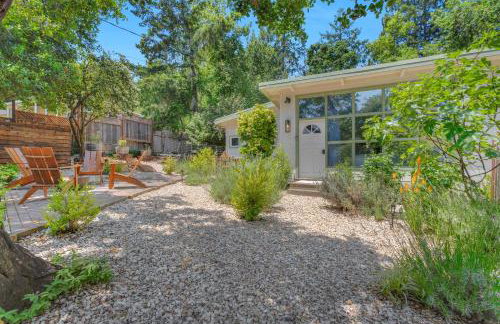 Serene Retreat with Hot Tub - Fire Pit - Deck - Foto 1