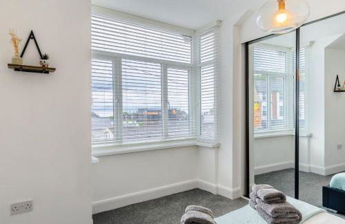 Beach Haven, Steps to Sand, Trails & Shops, Highly Rated 2-Bedroom House Minutes from Mumbles Beach with a Patio - Photo 10