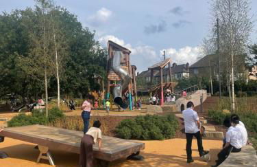 4 bedroom house with Garden, Parking & 3 mins Walking Distance from Train Station - Photo 51