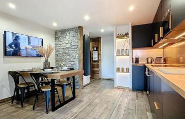 Modern 2BR Apt with Mountain Views & Private Parking - Foto 8