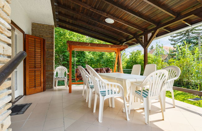 4 bedroom House in Balatonfenyves with garden and terrace - Photo 2