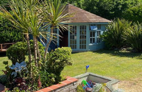 Simply the best ! 4 min walk to Beach, Pubs, Restaurants, Shops, Htd Pool, Hottub, Games rm, 1 acre Garden, BBQ's Coast to Coast cycle path, Beautiful, Bassets acre, Only six 1-3 bedroom SUPERB apartments, Free Parking and WIFI - Foto 21