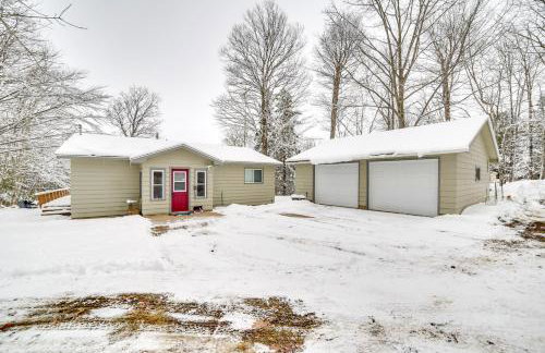 Manistique Lake Retreat with Dock! - Foto 29