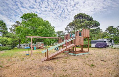 Pet-Friendly Buxton Home with Balcony, 2 Mi to Beach - Foto 33