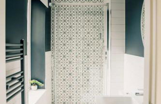 Modern Central 2 Bed Apartment with Parking - Photo 34