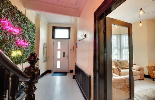 Newcastle CITY APT5,FREE STREET PARKING,4 BEDROOM HOUSE WITH 2 FULL BATHROOM AND KITCHEN,ALL ROOMS WITH TVs,7 BEDS,NETFLIX - Photo 9