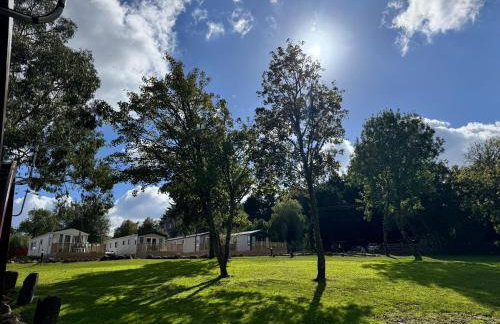 Peaceful Lake Retreat - Fishing Lakes, Heated Outdoor Swimming Pool 500yrds on Sister Park , Pool Open April to September - Foto 36