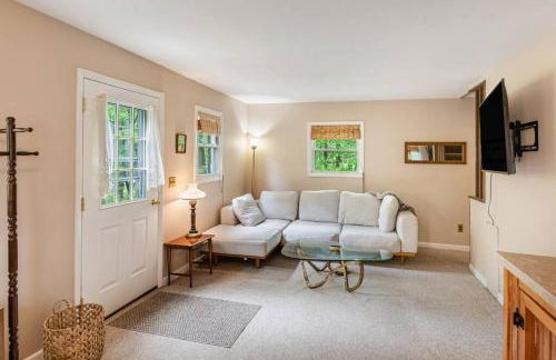 Lakefront with Lots of Light and Private Dock Access - Foto 43