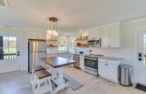 Modern Clarkesville Cottage with Decks and Patio! - Foto 7