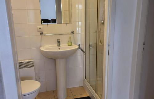 2025 Reno 2-Bed Escape w pool Min to GolfCources - Foto 27