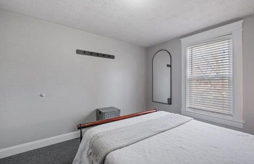 Cozy & Warm 2nd Flr Mid Term Rental - Photo 10