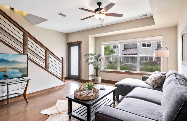 Spectacular Townhome Near Breweries and River District! - Foto 17