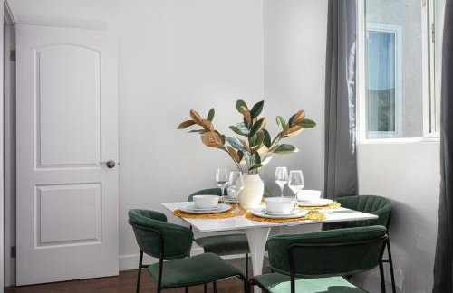 Enjoy Stylish 3BR Apt Sleeps 6 with Free Parking - Foto 4