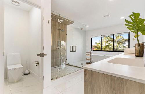 April Sale! 4BR - Private Yard, Grill, Soaking Tub, Near Coral Gables & MIA Airport - Foto 9