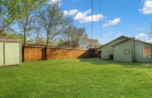 Stockyards 5 mins!-New!-Sleeps 8. Cowboy Bungalow - Foto 6