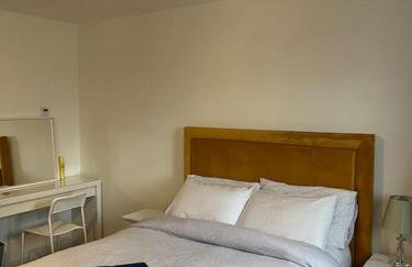 Lovely 2 bedroom home, free parking, 6 mins from airport - Foto 3