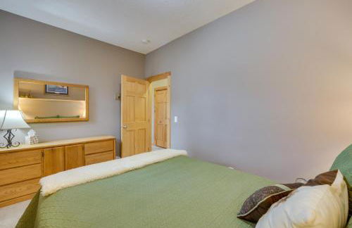 Modern Log Cabin with Rec Room, Steps to Lake! - Foto 26