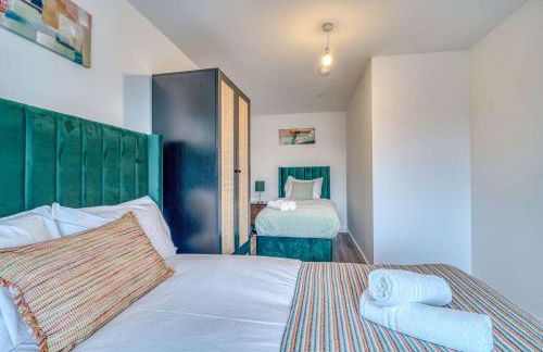 2-BR Near Salford Royal - City & Town Centre View - 1 Minute to Train & Tram Station - Sleeps 6 - Foto 48