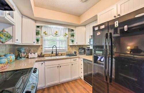 Oak Island Home with Fenced Yard, Walk to Long Beach - Foto 10