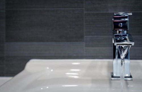 3BR Home Sleeps 6 Near Airport with Parking - Foto 2