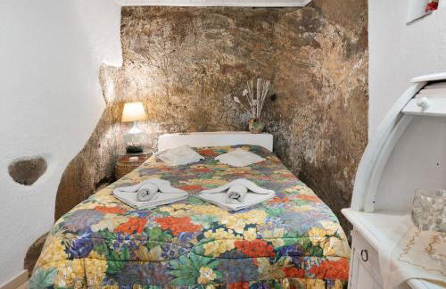 Maria in the castle Kea - Photo 9