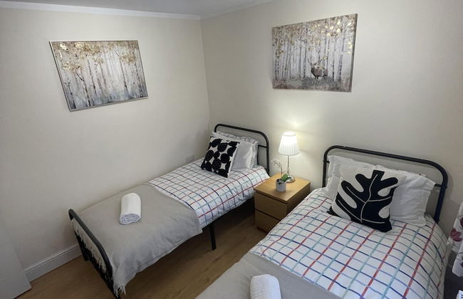 Spacious one Bedroom Apartment With Free Parking - Foto 4