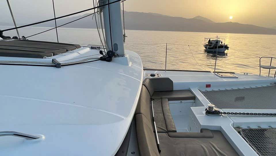 Passeio de barco ao entardecer em Agios Georgios