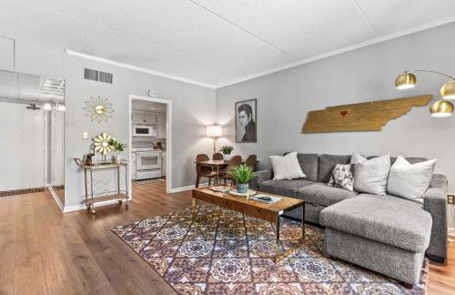 Famous MUSIC ROW 1 Bedroom Condo with FREE Parking and Pool - Foto 12