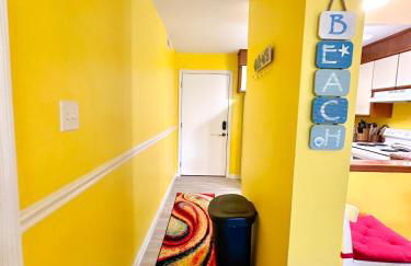 Stylish 2BR Condo Near Beach, Large Pool & Patio, Pet Friendly - Foto 9